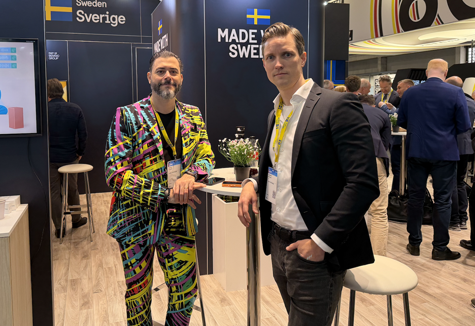 Bildtext: "Alla stack inte ut med sina kläder på MWC – men vissa gjorde det. Till höger Lynes Technologies vd Alexander Westlund i svenska paviljongen."