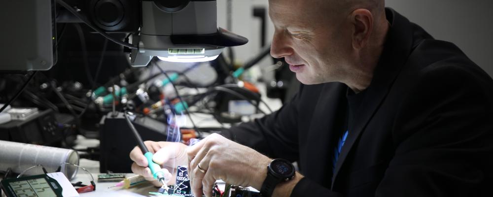 Stefan Ericson i det nya labbet på ASSAR Industrial Innovation Arena i Skövde. Pressbild.