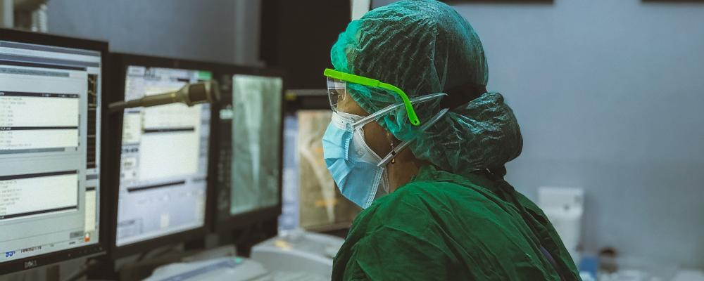 Vårdpersonal arbetar vid datasystem i sjukvårdsmiljö. Genrebild. Foto: irwan blogcious /Unsplash
