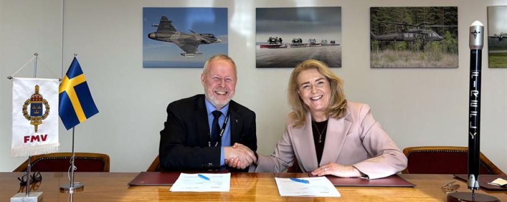 Kontraktsskrivning. Foto: SSC Space