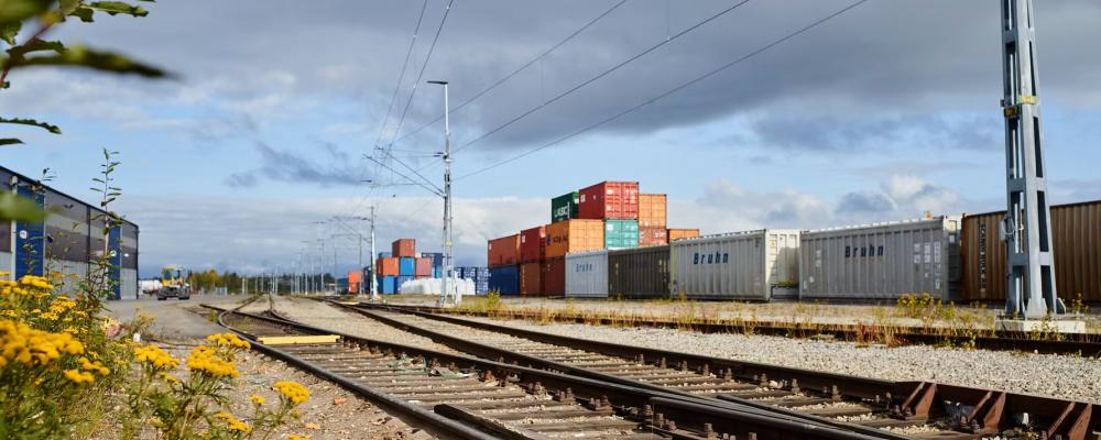 Den nya bron ska byggas över järnvägen och syftar till att förbättra tillgängligheten till Haraholmens industriområde och Piteå Hamn. Foto: Maria Fäldt