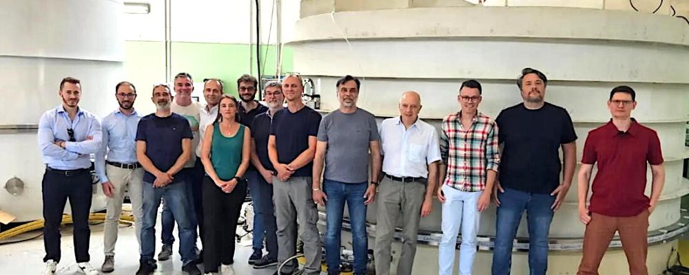 Experter från Fusion for Energy, SIMIC, Criotec och ITER-organisationen samlades för första gången hos Criotec i Italien i juni 2025 för att genomföra heta heliumläcktester på divertorns kassettmoduler. Nyligen klarade man ett avgörande täthetsprov med helium. Foto: SIMIC-CNIM