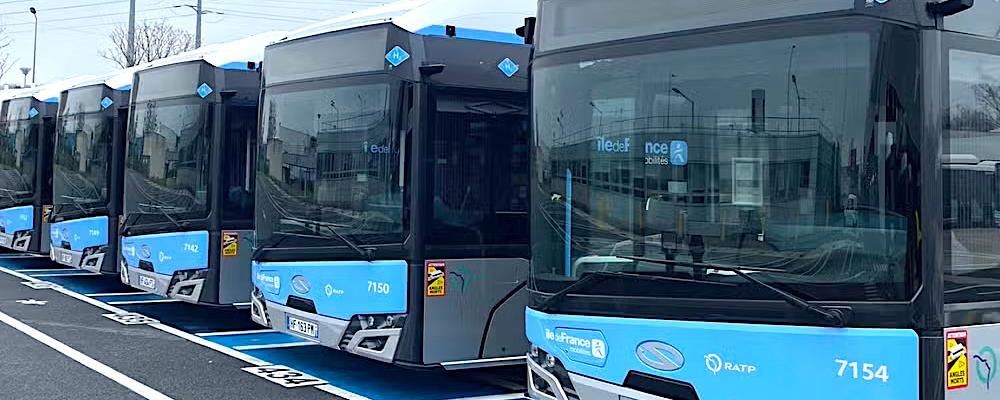 Solaris Urbino 12 vätgasdrivna bussar utrustade med bränsleceller från Ballard i Paris. Foto: Ballard Power