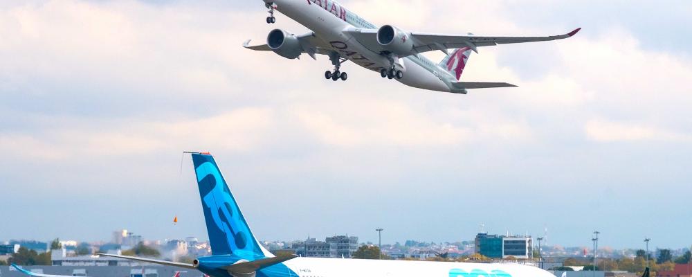 En Airbus A330neo och en Airbus A350-900 från Qatar Airways på flygplatsen Toulouse-Blagnac Airport. Foto: Wikipedia Common Lic. Kredit: Alex Cheban