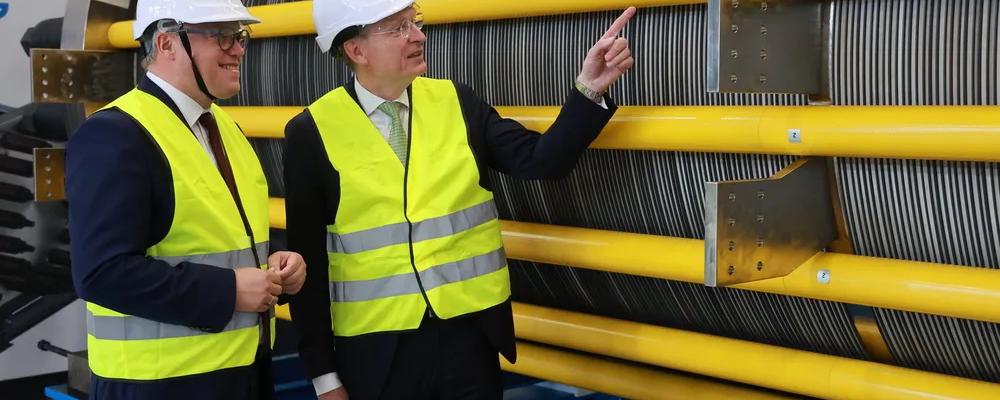 Andritz vd Joachim Schönbeck, till höger, visar en av de nya elektrolysörstackarna för Mario Voigt, regeringschef i delstaten Thüringen där fabriken i Erfurt är belägen. Foto: Andritz