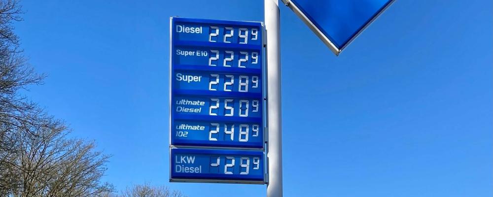 Prisdisplay vid en bensinstation i Tyskland. De stigande bränslepriserna pressar både hushåll och transportföretag. Foto: ARAL-BR.