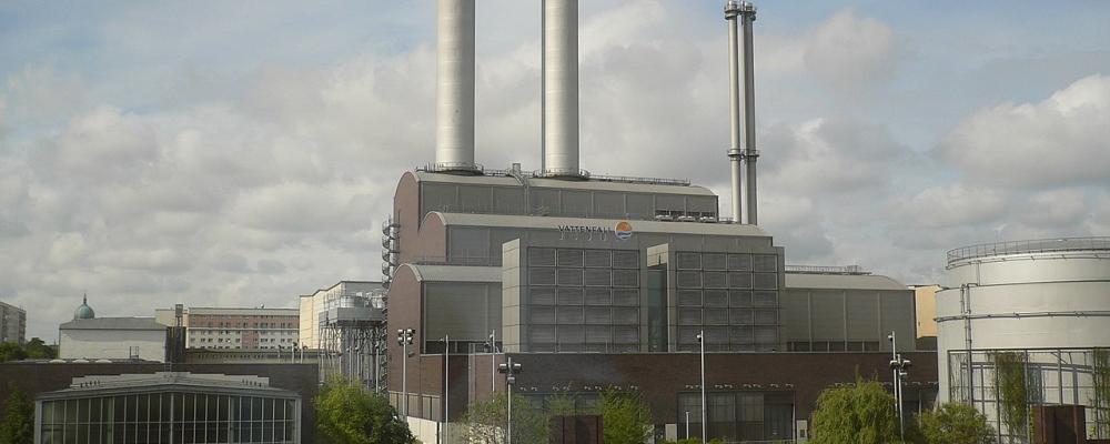 Heizkraftwerk Mitte (kraftvärmeverk för samtidig produktion av el och värme), med floden Spree i förgrunden, beläget i stadsdelen Berlin-Mitte, Tyskland. Foto: Wikipedia Common Lic, kredit: Georg Slickers