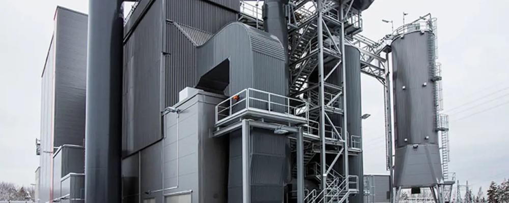 Valmets BFB-panna är en lämplig lösning för fjärrvärme, processanläggningar, spetslast och reservkraft. Bubblande fluidiserad bäddförbränning (BFB) kan användas för ett brett spektrum av bränslen, från torrt träbränsle och torv till fuktiga skogsrester, slam och även fasta återvunna bränslen. Foto: Valmet