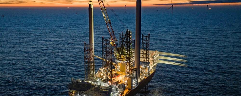 Cadelers fartyg kan transportera och installera sju kompletta vindturbinset på femton megawatt per last och har även kapacitet att installera fundament. Foto: Cadeler