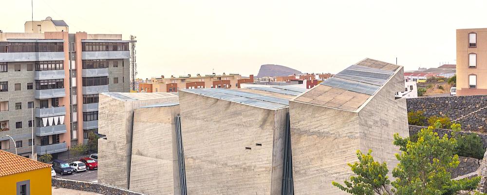 Bild: Kyrkan Holy Redeemer i Las Chumberas på Tenerife är inspirerad av öns vulkaniska landskap. Foto: World Architecture Festival.