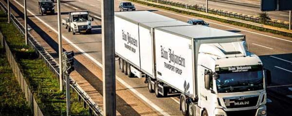 Kim Johansen Transport Group är verksamt i stora delar av Europa och har specialiserat sig på tidskritiska transporter, där godset ofta körs i skift med två förare för att minimera stillestånd. Företaget har kontor och terminaler i flera länder, däribland Danmark, Sverige, Tyskland, Frankrike och Litauen. Foto: Kim Johansen Transport Group