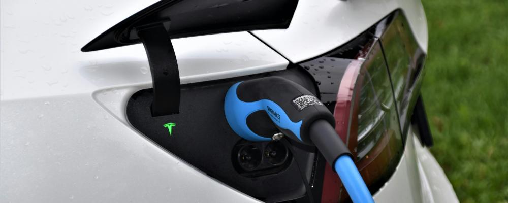 Planen omfattar en riktad elbilspremie för hushåll med lägre inkomster i glesbygd eller i områden med begränsad kollektivtrafik. Foto: waldemar brandt /unsplash