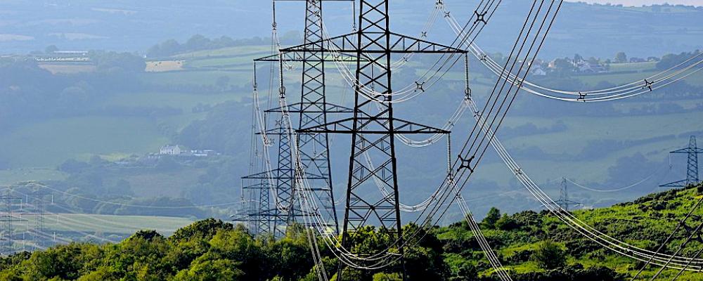 Tysklands elnät och kraftledningar är föremål för debatt och utmaningar, särskilt när det gäller tillförlitlighet och hur väl det matchar landets energibehov. Tysklands energipolitik, inklusive avvecklingen av kärnkraft och beroendet av fossila bränslen, har lett till både produktionstoppar och bristperioder. Dessutom har avsaknaden av tydliga elområden i Tyskland kritiserats för att inte ge korrekta prissignaler och bidra till högre elpriser, vilket påverkar både landet och dess grannar. Symbolbild: Creative Commons Lic. Kredit: WayneJackson