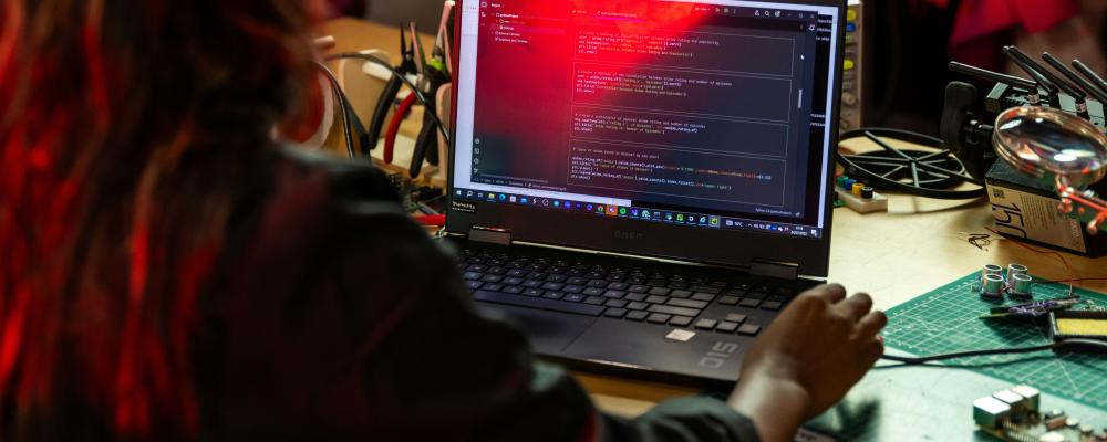Enligt rapporten saknas globalt över 4,7 miljoner kvalificerade yrkesverksamma inom cybersäkerhet. Foto: ThisisEngineering/Unsplash