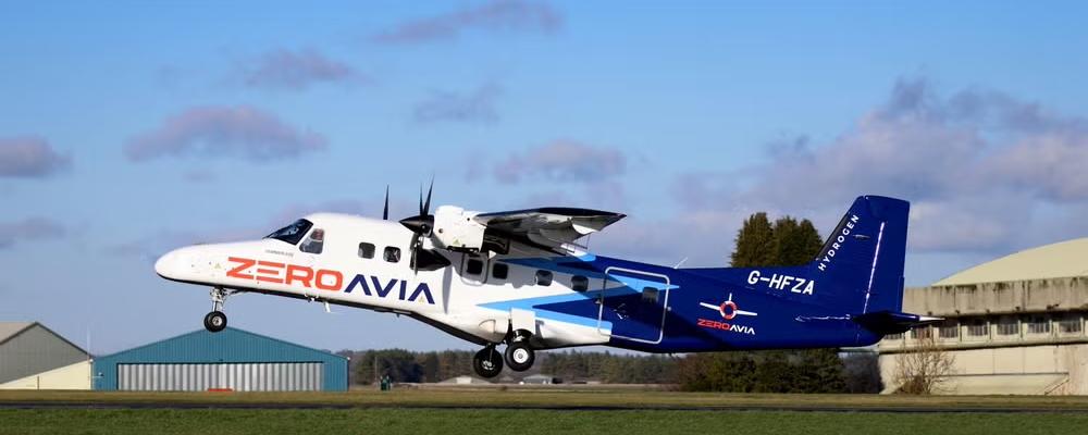 Ett Dornier 228-flygplan utrustat med ZeroAvias bränslecellsbaserade eldrivsystem under en testflygning. Foto: ZeroAvia
