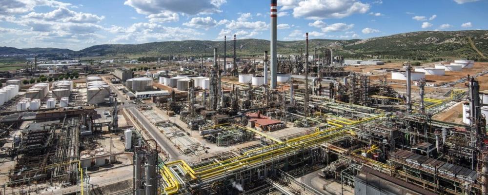 Den planerade anläggningen låg bara tio kilometer från Repsols raffinaderikomplex i Puertollano (bilden), och bolaget var också tänkt att bli den enda köparen av den producerade vätgasen. Transporten av vätgasmolekylerna skulle ha skett via en särskild rörledning direkt till raffinaderiet.  Foto: Repsol - Europa Press
