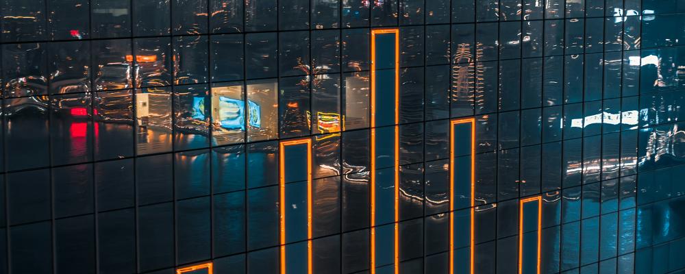 Nedgången drivs främst av byggbranschen samt hotell- och restaurang, medan detaljhandeln visar en svag ökning. Foto: Timelab/Unsplash