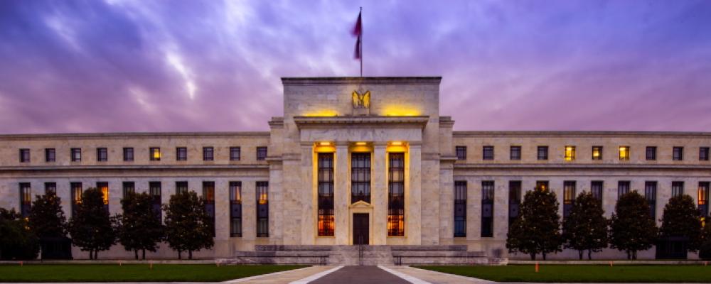 Federal Reserve, även kallad Fed, är USA:s centralbank. Feds främsta uppgift är att bedriva penningpolitik som bidrar till att hålla den amerikanska ekonomin stabil. Att hålla sig uppdaterad om Feds policyförändringar kan hjälpa dig att förstå marknadsrörelser och fatta kloka ekonomiska beslut. Foto: Wikipedia Common LIC. Kredit: Federal Reserve
