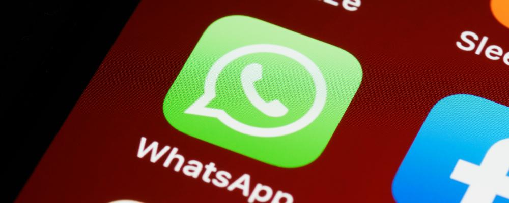 Ett exempel är attacker mot WhatsApp via en bildsårbarhet (CVE-2025-43300) och JavaScript, vilket gjort det möjligt för aktörer som Intellexa att sprida spionprogram. Foto: brett-jordan/ unsplash