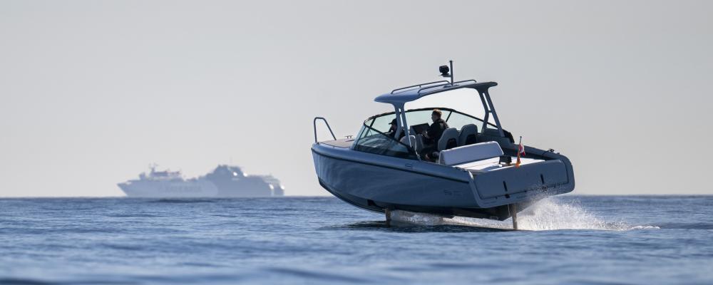 Candela C-8 Polestar Edition med Gibraltars klippor i bakgrunden. Foto: Candela
