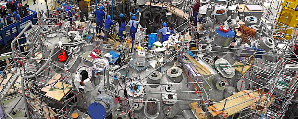 I slutet av år 2011 installerades den femte och sista modulen i fusionsanläggningen Wendelstein 7-X. Därmed nådde det tyska stellaratorprojektet en viktig milstolpe i uppbyggnaden av experimentreaktorn. Uppgiften genomfördes av forskare och tekniker vid Max Planck-institutet för plasmaphysik. Installationen markerade slutförandet av reaktorens grundstruktur, som består av fem identiska moduler. Foto: Wikipedia Common Lic- Max-Planck-Institut für Plasmaphysik, Fotograf: Tino Schulz – Avdelningen för press och kommunikation, Max-Planck-Institutet