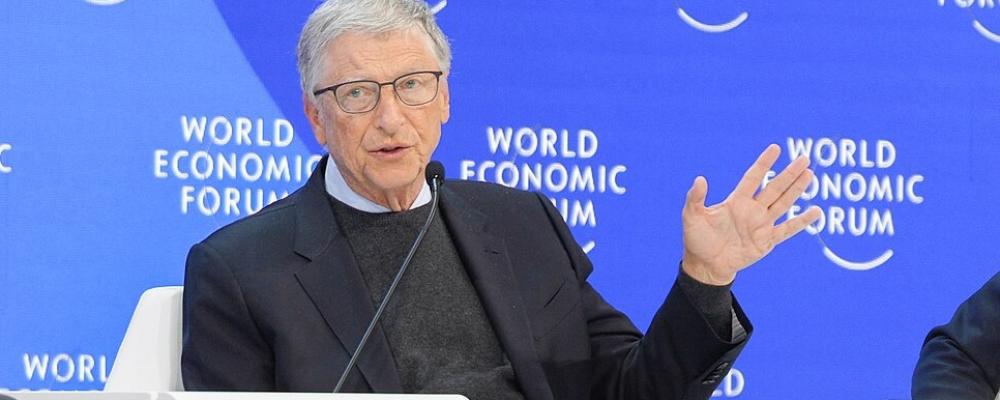 Bill Gates deltar i en podiumdiskussion i Schweiz. Foto: Wikipedia Commons Lic. Kredit: 
Källa: https://www.flickr.com/photos/197399771@N06/53469719653/