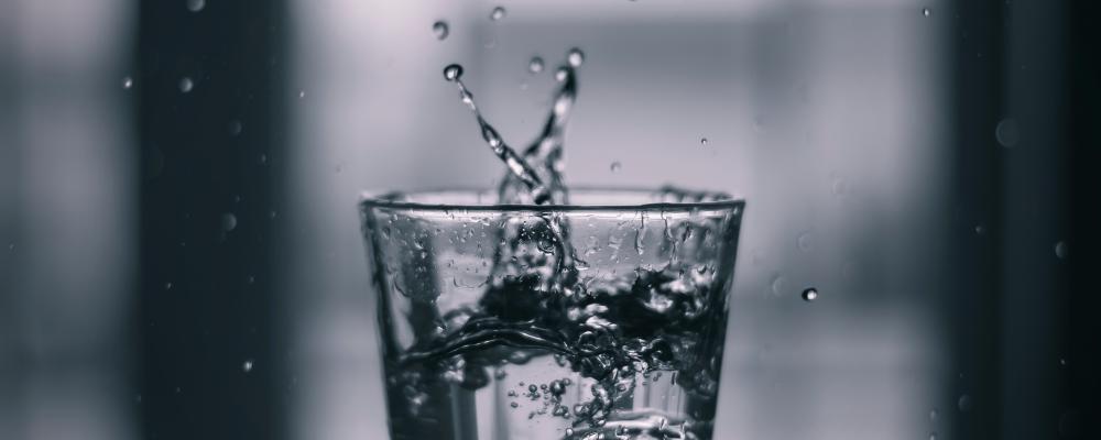 Den 1 januari 2026 införs nya gränsvärden för dricksvatten enligt LIVSFS 2022:12. Foto: andrew r /unsplash