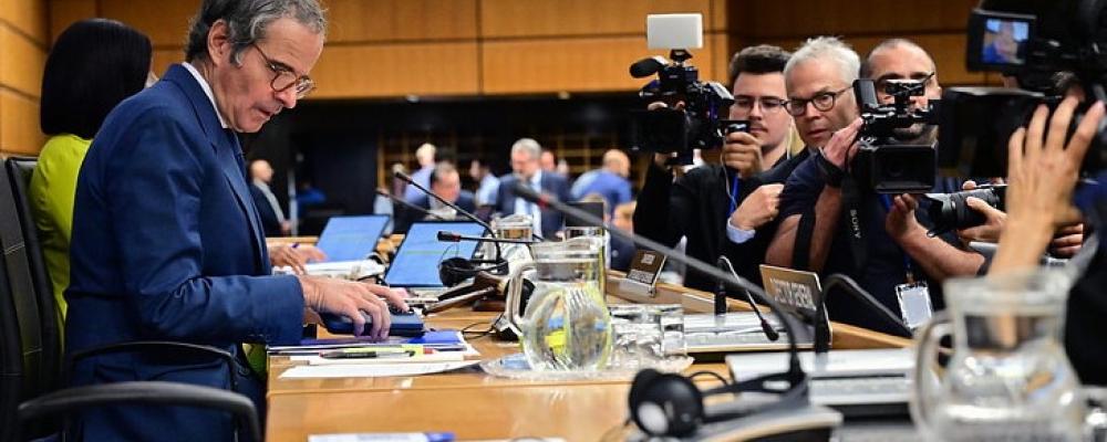 IAEA:s generaldirektör Rossi förbereder sig för att lämna sin rapport. Foto: Dean Calma/IAEA