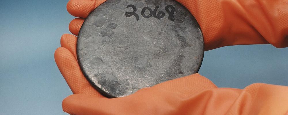 Riksdagen har röstat ja till att häva förbudet mot uranbrytning, vilket gör det tillåtet från 1 januari 2026. Uran klassas nu som en samhällsviktig metall, men kommuner kan fortfarande använda vetot. Bild: Wikimedia Commons