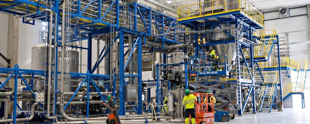 Hycamite håller just nu på att starta en industriell anläggning i Karleby som klyver metan till vätgas och fast kol. Med hjälp av anläggningen kan företaget visa att den egenutvecklade processen fungerar i industriell skala. Där kan man även tillverka provexemplar av kolprodukter till kunder.
Foto: Hycamite
