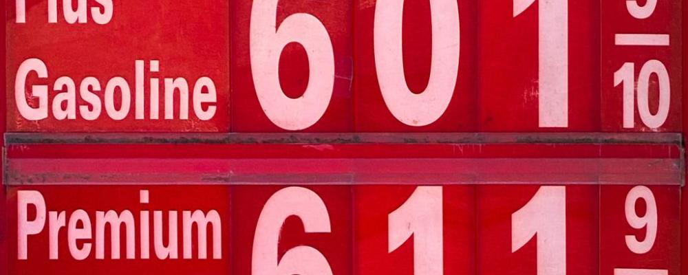 Bränsle och mat driver prisökningarna i USA. Bränslepriserna har stigit efter kriget i Mellanöstern med omkring 28 procent. Källa: Gas Prices, screendumb.
