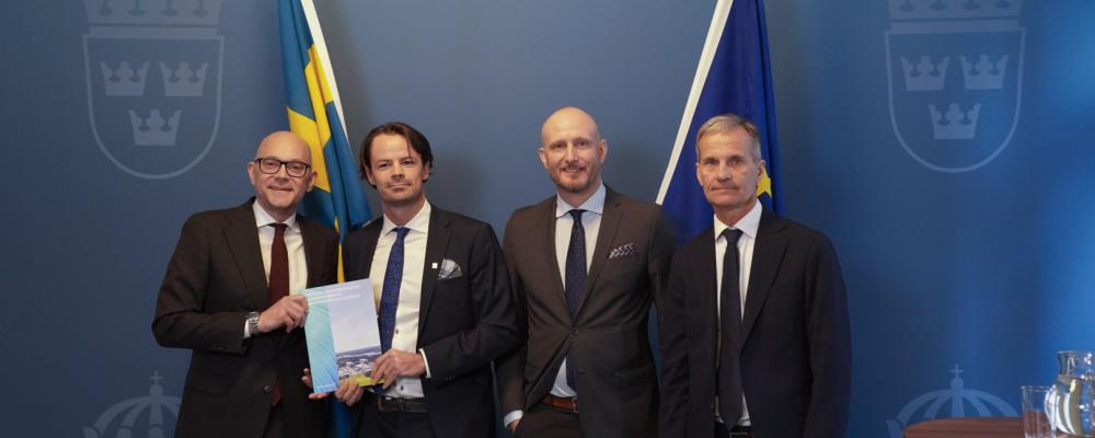 Johan Britz (Minister), Balder Hagert (Head of Projects, KNXT), John Ahlberg (CSO, KNXT), Karl Thedéen (CEO Studsvik) Foto: Knxt