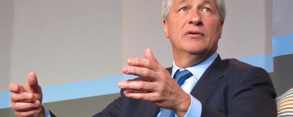 Jamie Dimon vid JPMorgans konferens för investeringar inom hälsovård. Foto: källa vid Wikipedia Common : Flickr, Fotograf: Steve Jurvetson