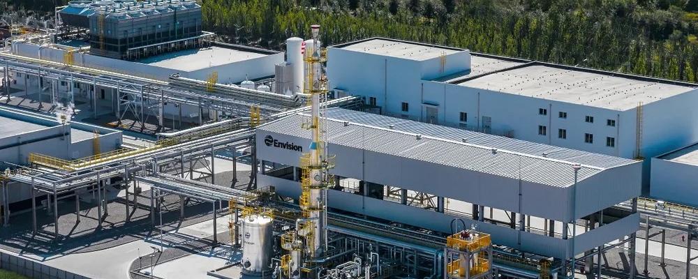 Världens största projekt för grön vätgas säkrar leveransavtal. Envision Energy har tecknat ett avtal om att leverera ammoniak till japanska Marubeni från sin kinesiska anläggning i Chifeng med en kapacitet på 500 megawatt. Anläggningen, som är under slutfas, beräknas producera 300 000 ton årligen. mFlygbild över Envision Energys anläggning för grön vätgas och ammoniak i Chifeng. Foto: Envision Energy