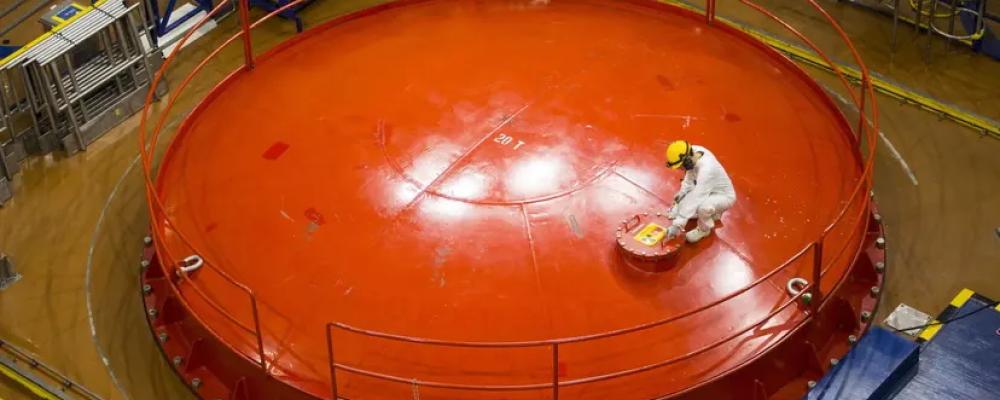 Säkerheten vid ett kärnkraftverk bygger på noggrant utvalda projekteringsgrunder, avancerad planering, förstklassiga komponenter samt kompetent drift- och underhållspersonal. Interiör i Lovisas kärnktaftverk i södra Finland. Foto: Fortum