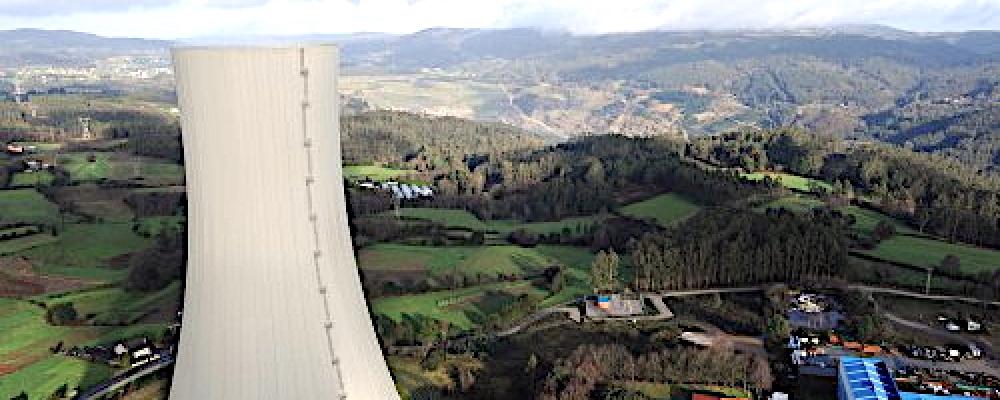Det planerade vätgasprojektet i Meirama skulle byggas på platsen för ett nedlagt kolkraftverk i nordvästra Spanien. Nu har projektet stoppats och kyltornet i bilden har nedmonterats. Foto: Naturgy