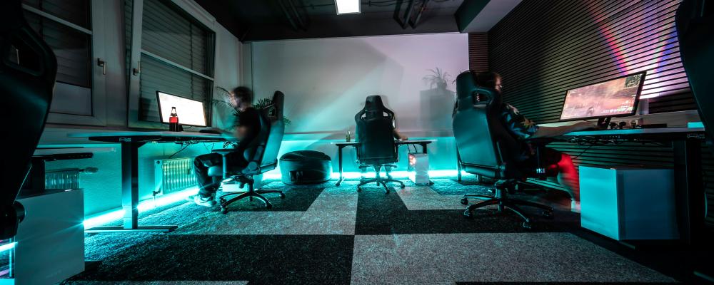 Utöver de operativa utmaningarna lyfter undersökningen fram den enorma press som  SOC-analytiker arbetar under. Höga stressnivåer, ständig underbemanning och utbrändhet påverkar hela organisationen.  Foto: ELLA DON/Unsplash
