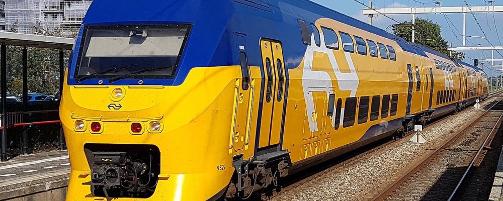 Loket VIRMm 9522 startar med "Flow"-målningen på Heerhugowaards station som intercitytåg mot nederländska staden Nijmegen. Foto: Wikipedia Common Lic. Fotograf: Koplopermau