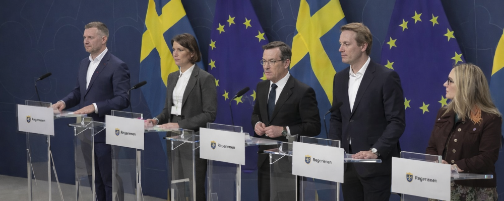 Regeringen har presenterat en ny nationell AI-strategi med målet att Sverige ska bli ett av världens tio ledande länder inom artificiell intelligens. Illustration: AI-genererad bild. Ej ett fotografi.
Upphovsrätt © Conventus– AI-genererat innehåll. Inget av materialet får reproduceras eller användas i andra sammanhang utan skriftligt medgivande.