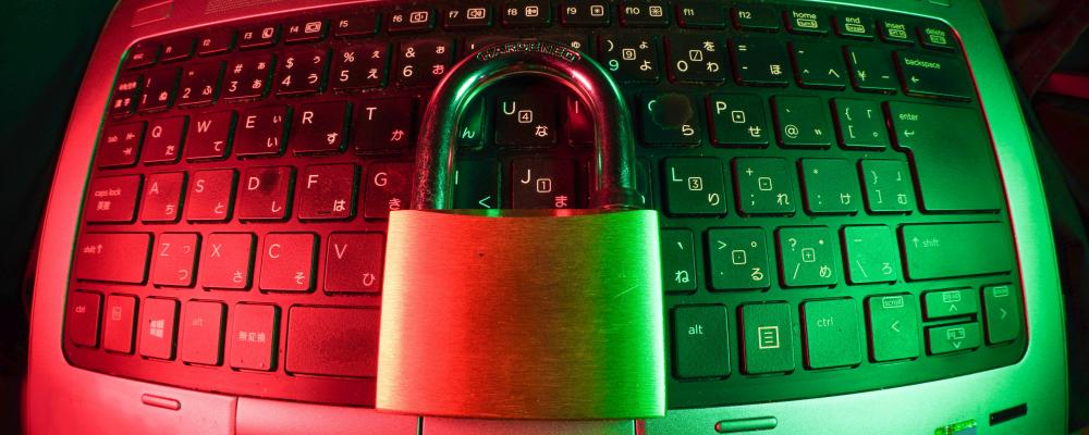 Den nya lagen innebär att offentliga och privata verksamhetsutövare inom utpekade sektorer måste stärka skyddet av sina nätverks- och informationssystem samt rapportera allvarliga incidenter. Foto: FlyD / Unsplash