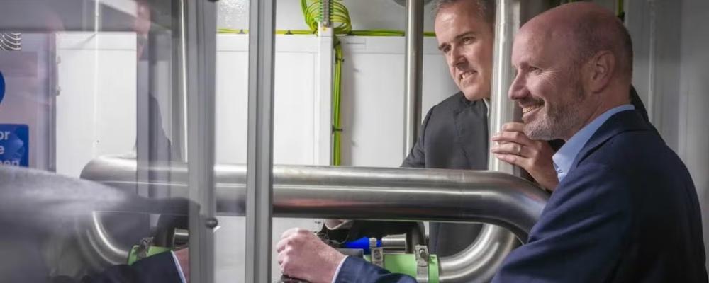 Peter Lantry, vd för Equinix Irland (till vänster), och Andrew Cunningham, vd för GeoPura (till höger). Lantry framhåller att Equinix på sikt skulle kunna utforma framtida datacenter med bränsleceller som energikälla, men först när tekniken blir kommersiellt tillgänglig i större skala.  Foto: GeoPura
