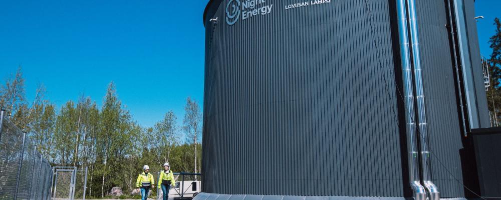 Nyligen togs världens största sandbatteri i drift, vilket innebär att energibolaget Loviisan Lämpö Oy:s flisvärmeverk nu blir en reservanläggning. Det nya värmelagret med en kapacitet på 100 megawattimmar är nu huvudproduktionsenhet i Botgnäs fjärrvärmenät.

Källa: Polar Night Energy