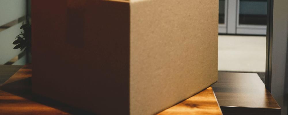 EU skärper reglerna för lågvärdespaket genom att avskaffa de minimis-gränsen 2026, samtidigt som ökande importvolymer från Kina ökar trycket på unionen att införa nya avgifter och nationella åtgärder. Foto: brandable box /unsplash