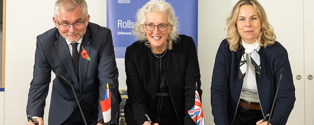 Martin Rušcák (till vänster), Ruth Todd (mitten) och Blanka Cupáková, SMR-samordnare på ČEZ. (Foto: ÚJV Řež)