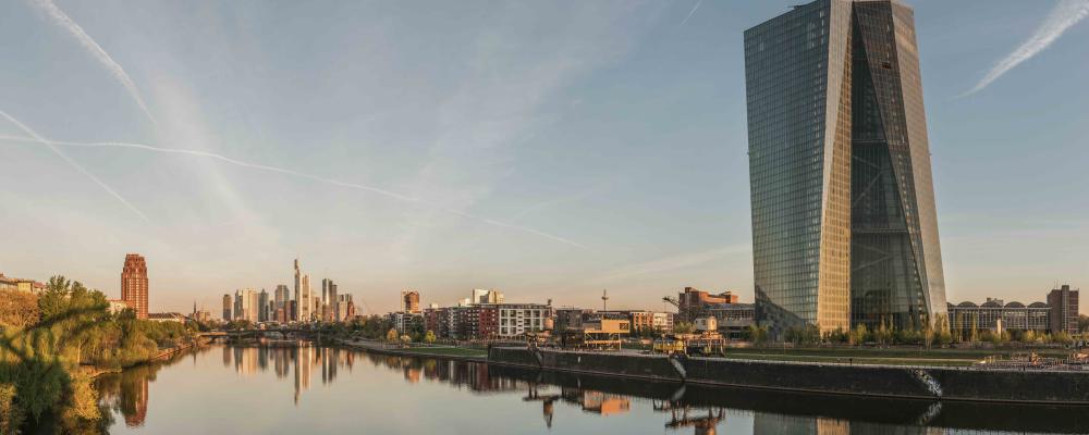 Europeiska centralbankens byggnad, till höger, i Frankfurt am Main. Foto: Wikipedia Common, kredit: DXR