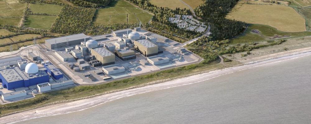 Sizewell B från luften. Det är ett kärnkraftverk i Suffolk, England. Sizewell B är Storbritanniens enda kommersiella tryckvattenreaktor (PWR). Kraftverket togs i drift 1995 och beräknas vara i drift till 2035. Dess föregångare, Sizewell A, är under avveckling. Ett nytt kraftverk, Sizewell C, planeras bredvid. Bild: Sizewell B