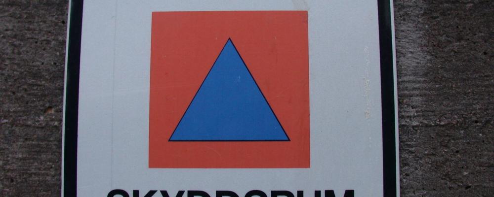 Skylt för svenskt skyddsrum. Genrebild. Foto: Riggwelter/https://commons.wikimedia.org/wiki/File:Swedish_air_raid_shelter_sign.JPG