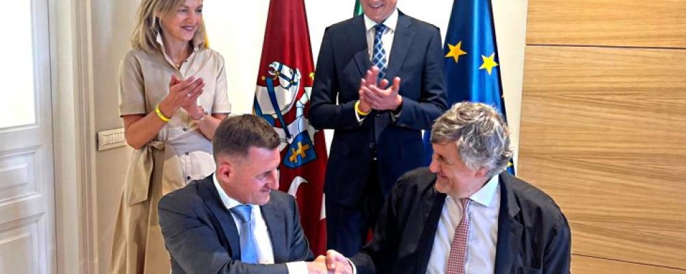 Avtalet, ett så kallat samförståndsavtal, undertecknades i Rom nyligen av Newcleos vd och grundare Stefano Buono och Linas Baužys, vd för statliga Ignalina NPP som ansvarar för avvecklingen av det tidigare kärnkraftverket i Ignalina. Litauens energiminister Žygimantas Vaičiūnas var närvarande vid undertecknandet. Foto: Ingalina / Newcleo