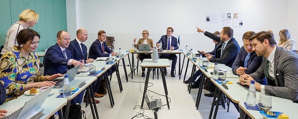 Meddelandet lämnades från en gymnasieskola i Narva, där Estlands regering sammanträdde nyligen. Foto: Estlands regering.