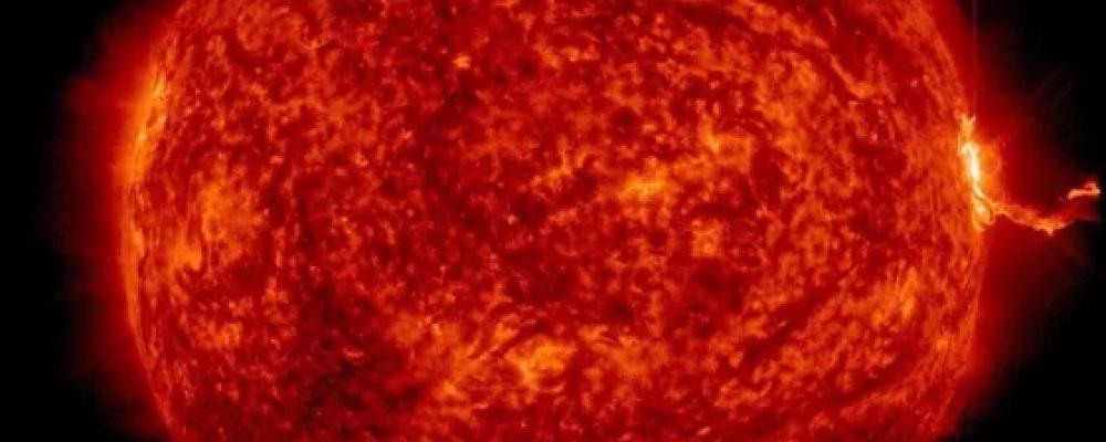 NASA:s Solar Dynamics Observatory fångade denna bild av ett solutbrott – synligt som det ljusa blänket längst till höger – den 13 maj 2025. NASA / SDO